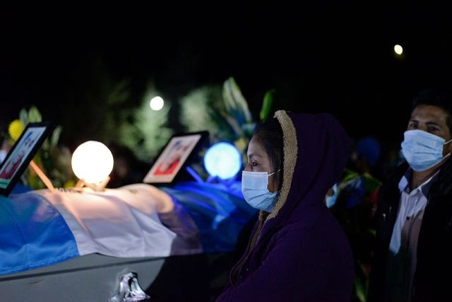 Familiares de migrantes asesinados en México durante el funeral. Foto Afp