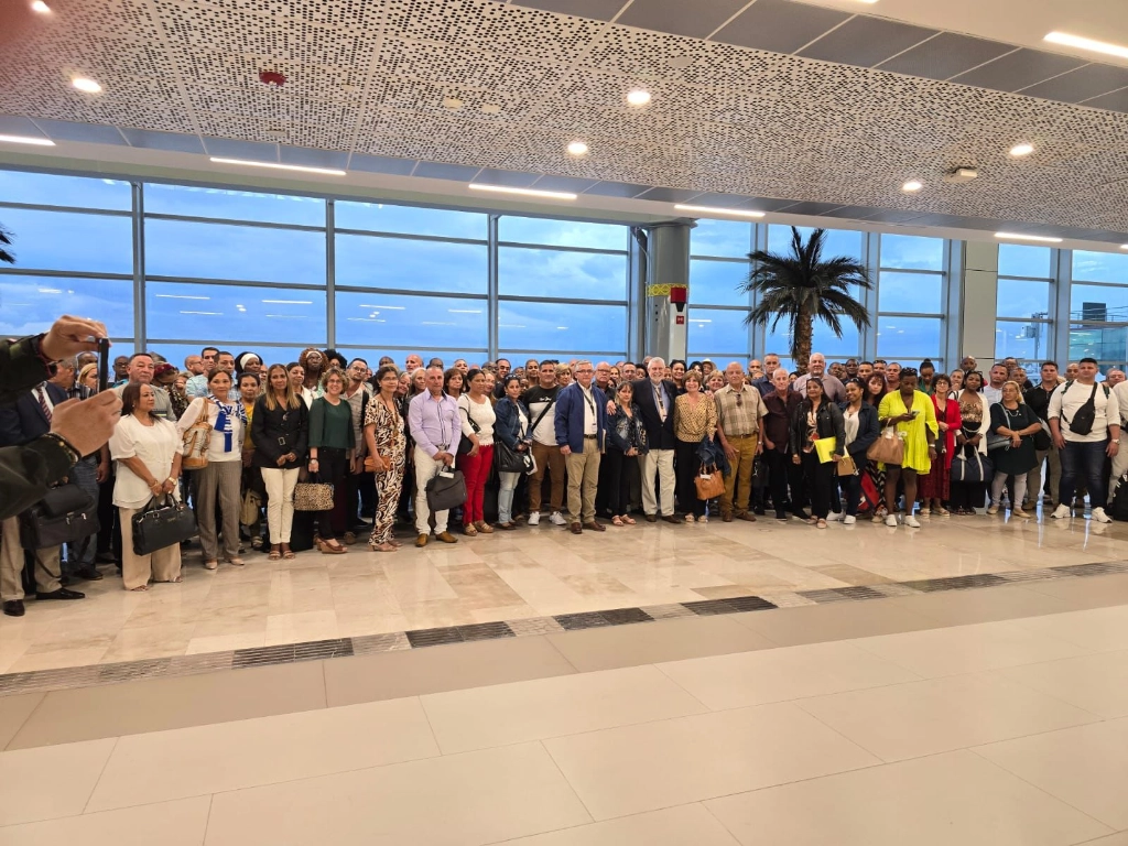 Las y los profesionales de la salud arribaron al Aeropuerto Internacional Felipe Ángeles.  Foto Embajada de Cuba en México