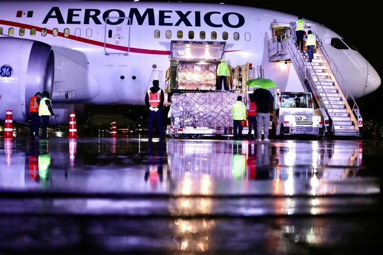 El vuelo N965AM que duró poco más de 14 horas sin escalas, despegó está mañana del Aeropuerto Internacional de Pudong, de Shangai China con destino al Aeropuerto Internacional de la Ciudad de México. Foto: Luis Castillo