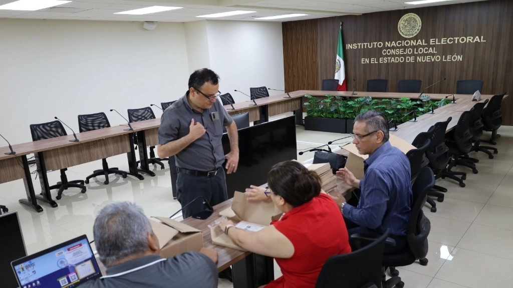 Fueron 14 camiones los que transportaron a las sedes del INE en el estado las 14 millones 500 mil 659 boletas con las que los regios votarán el 2 de junio para elegir los cargos a nivel federal. Foto @ieepcnlmx
