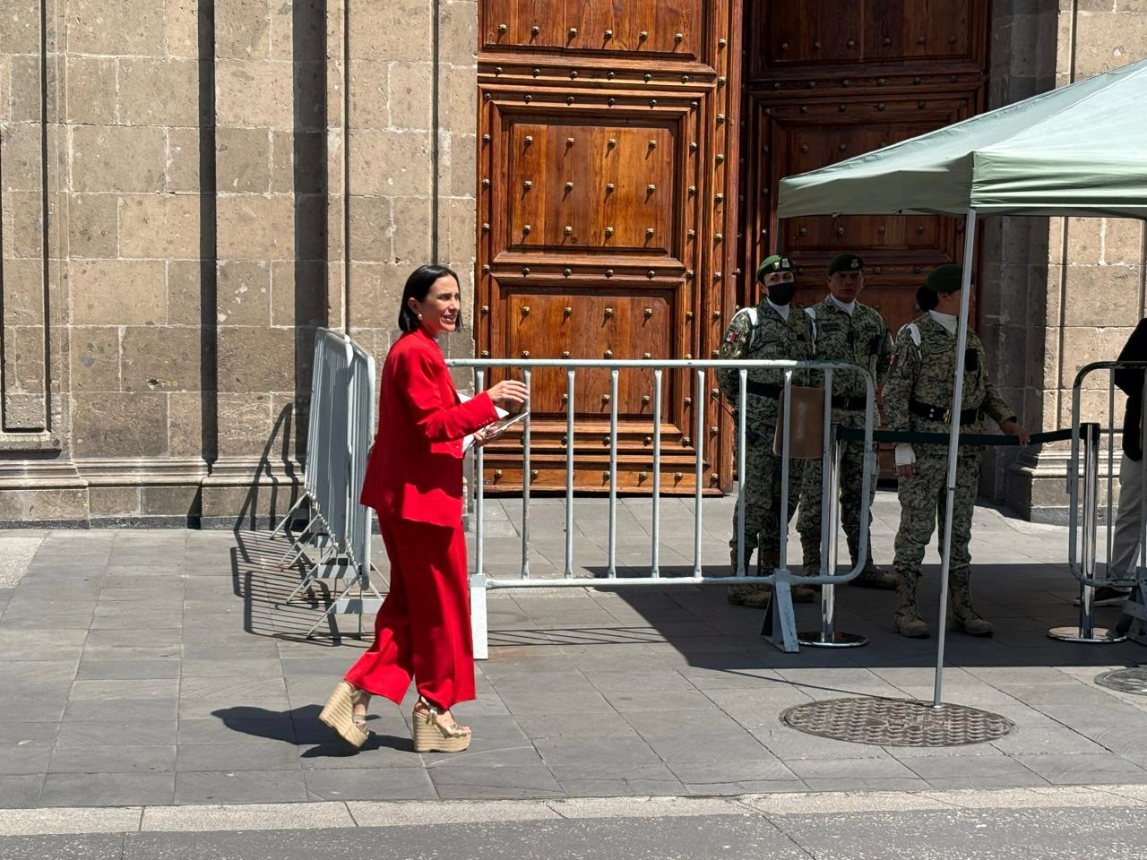 La secretaria de Energía, Luz Elena González, a su llegada a Palacio Nacional, en la Ciudad de México, el 5 de marzo de 2025. 