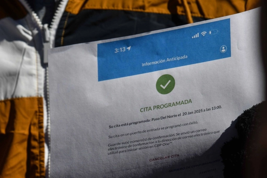 Personas en tránsito con citas para poder ingresar a EU muestran el documento y que perdió validez una vez decretado el cierre fronterizo por Trump. Foto Cuartoscuro  