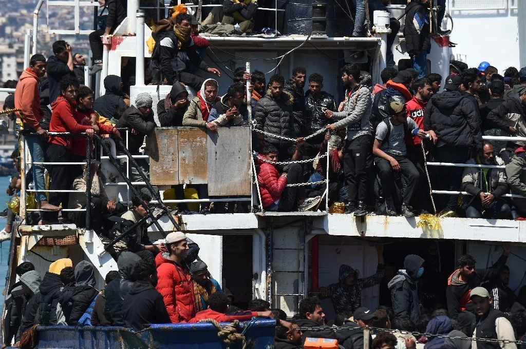 Un buque pesquero ingresó al puerto de Catania con los indocumentados. El lunes pasado la primera ministra italiana, la conservadora Giorgia Meloni, anunció un estado de emergencia que durará seis meses como respuesta al aumento de la llegada de extranjeros a los costas del sur del país. Foto Ap