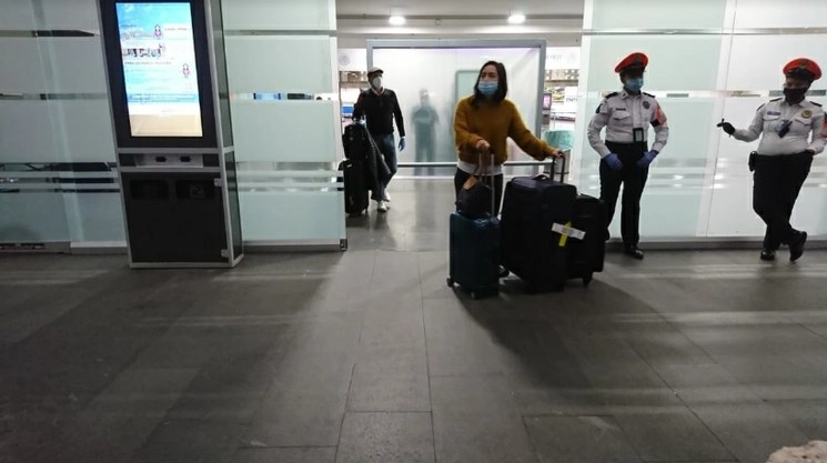 Pasajero del vuelo AM002 de Aeroméxico a su llegada al AICM. Foto César Arellano 