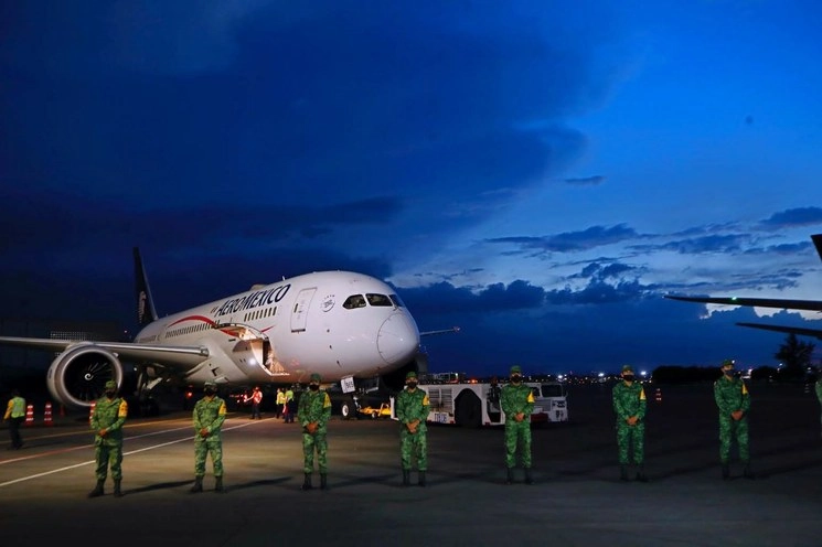 Aeronave de Aeroméxico con insumos médicos a su llegada al AICM. Foto Víctor Camacho