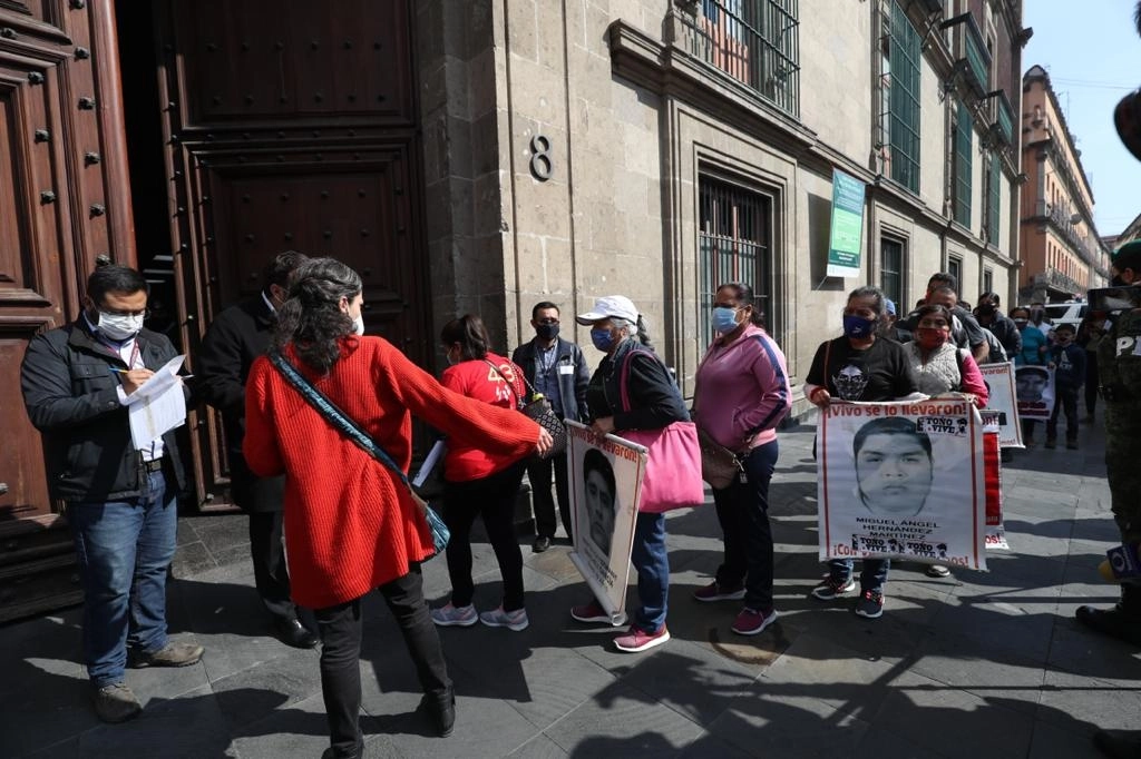 Padres de los 43 normalistas desaparecidos de Ayotzinapa ingresan a Palacio Nacional para una reunión privada con el presidente Andrés Manuel López Obrador, en el Centro Histórico de la Ciudad de México, el 13 de enero de 2021. Foto Yazmín Ortega Cortés