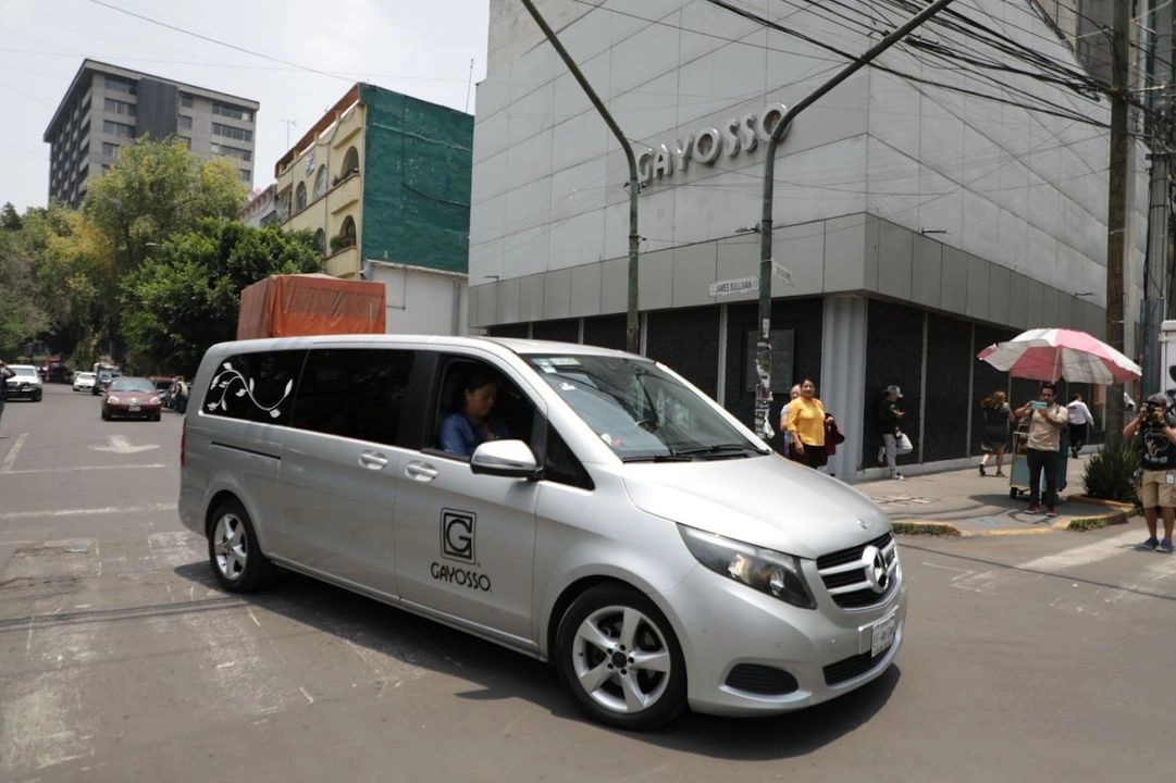 Salida del cortejo fúnebre con el cuerpo de Ximena Guzmán, quien será sepultada en el panteón Colinas del Mayorazgo en el municipio mexiquense de Juchitepec, en la Ciudad de México, el 22 de mayo de 2025. Foto 