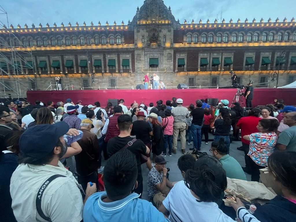 Seguidores de Morena comienzan a llegar a la plancha del Zócalo capitalino. Foto Luis Castillo 