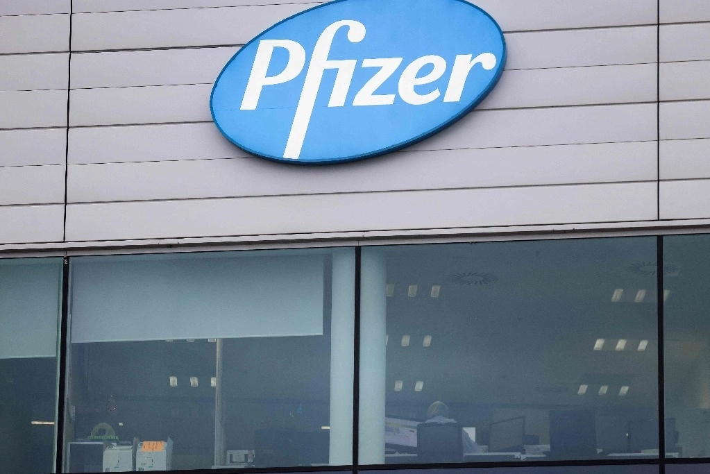 El logotipo de la compañía farmacéutica multinacional estadounidense Pfizer, aparece en una fábrica en Puurs, donde se producen vacunas Covid-19 para Gran Bretaña, el 3 de diciembre de 2020. Foto Afp