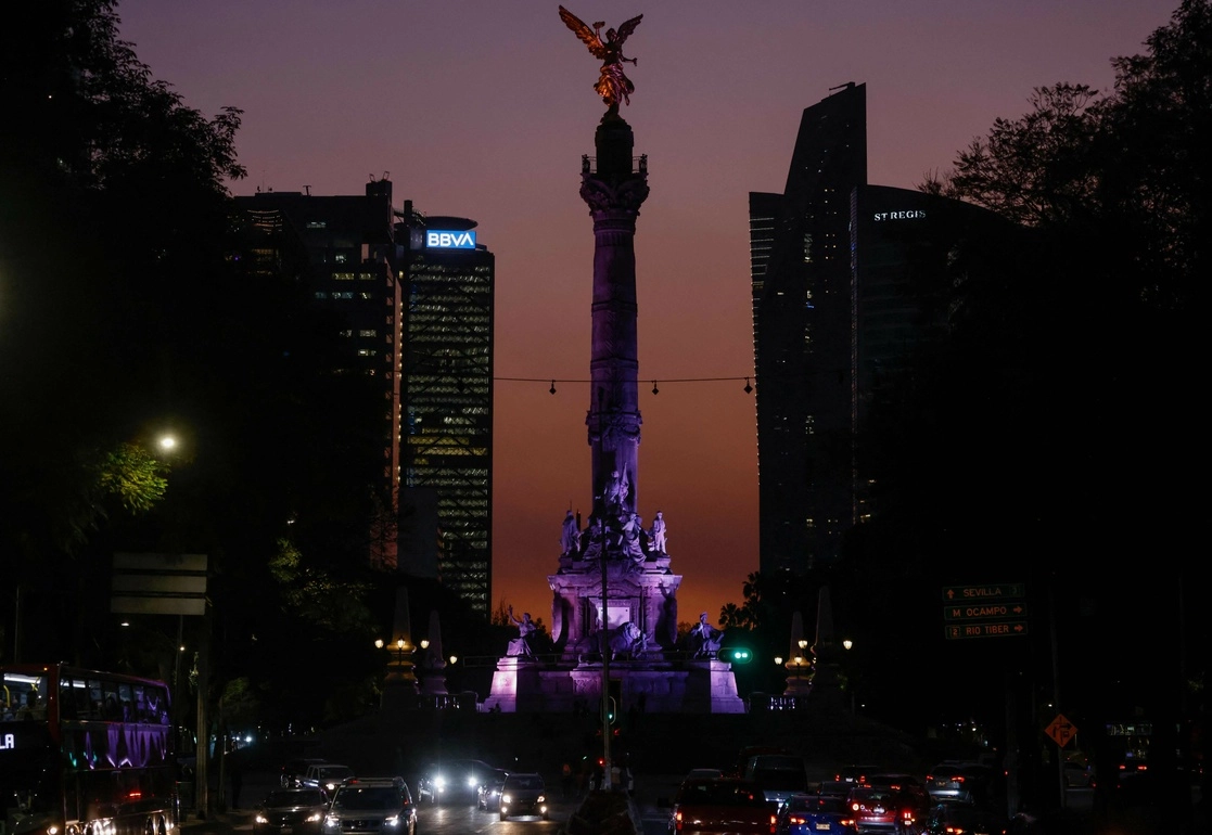 Atardecer visto desde el Ángel de la Independencia, en la Ciudad de México. Foto AFP / archivo