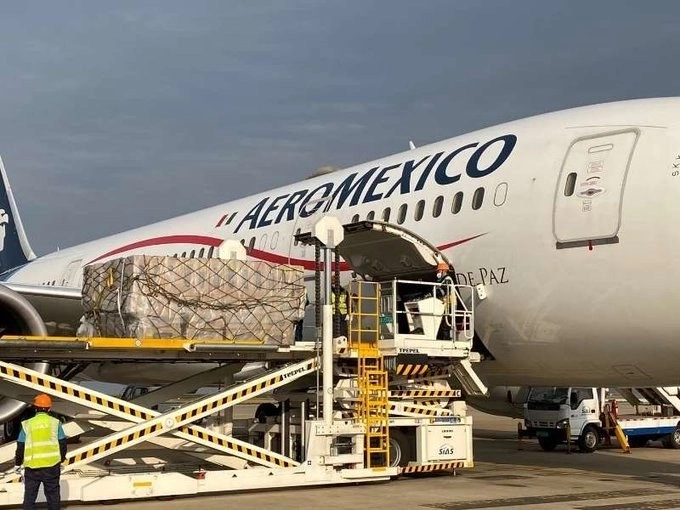 Anoche llegó al Aeropuerto Internacional de la Ciudad de México el sexto vuelo del puente aéreo establecido como parte del acuerdo entre los gobiernos de México y China. Foto Twitter @m_ebrard

