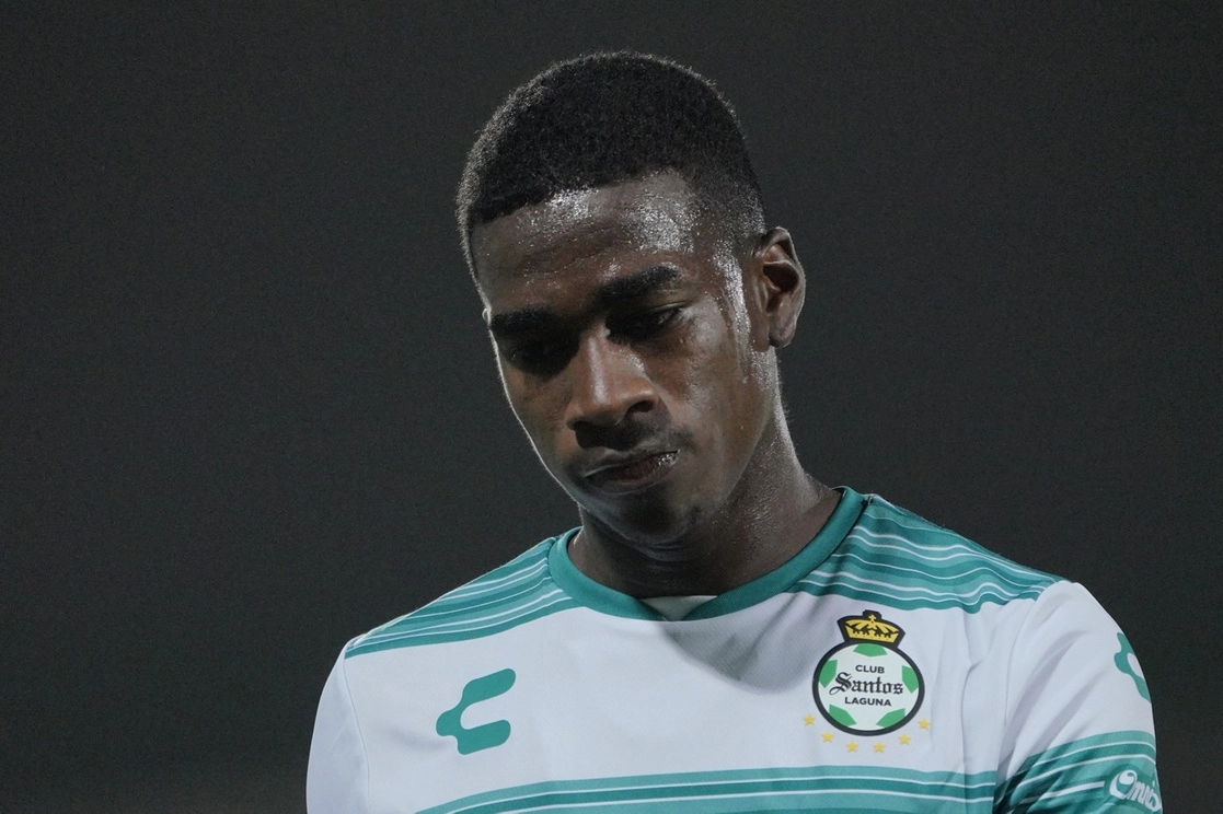 Félix Torres, defensa del Santos Laguna, se presentó ayer ante los medios para denunciar los insultos que sufrió en el partido contra el Atlético de San Luis. Foto Jam Media / Archivo