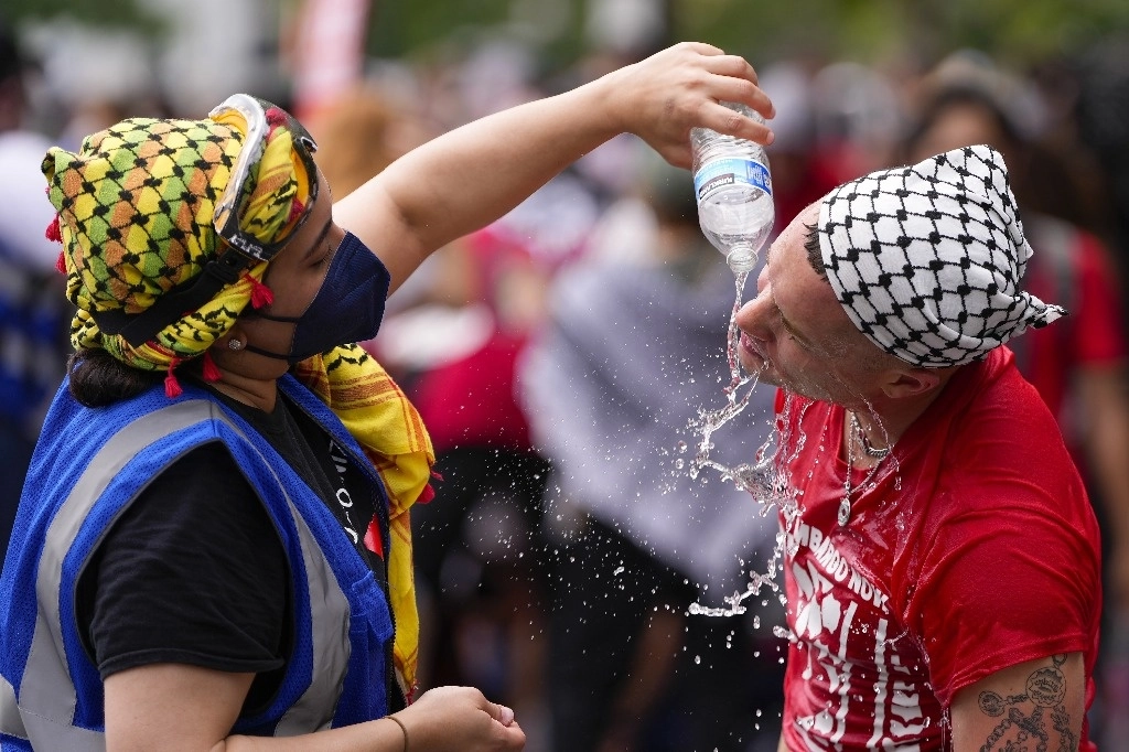 Una mujer vierte agua en la cara de un manifestante propalestino durante una protesta contra la guerra en Gaza cerca del capitolio en Washington, DC. Foto Ap
