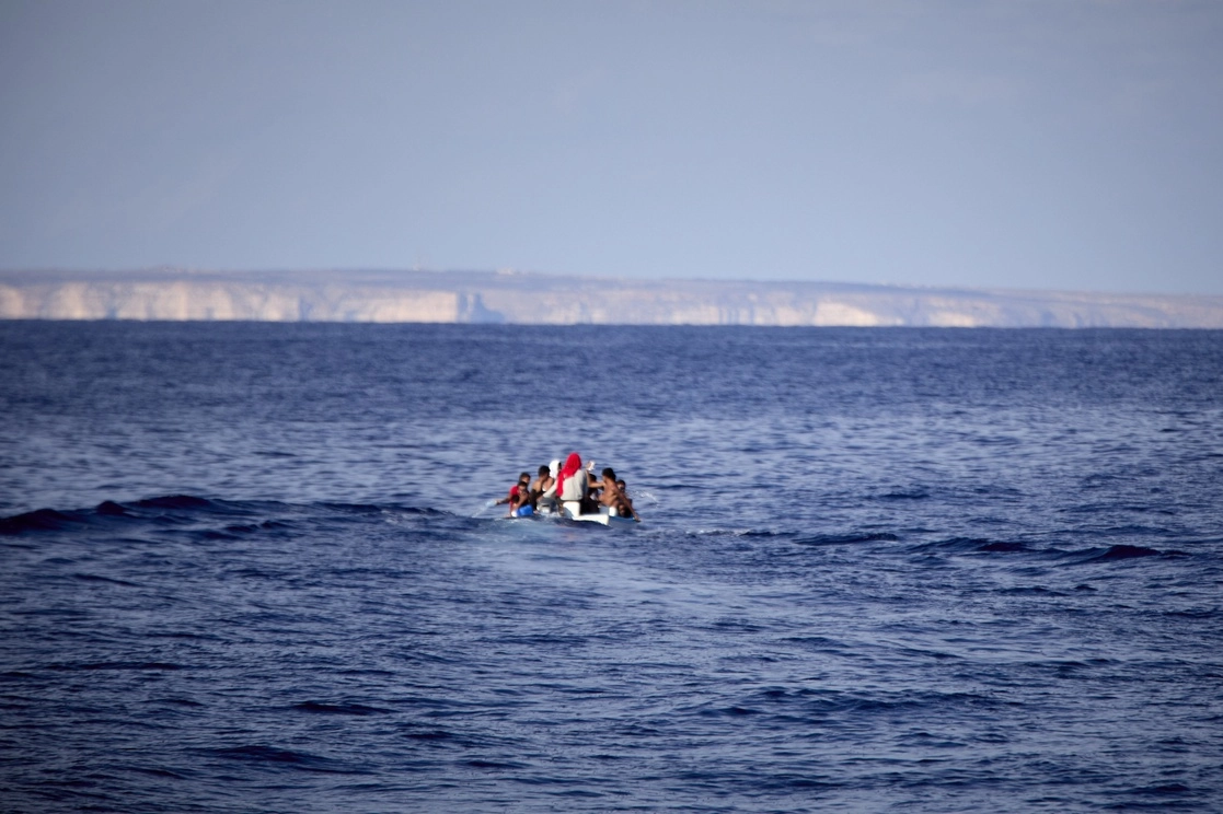 Migrantes procedentes de Chebba ,Túnez, viajan por el Mar Mediterráneo en una pequeña barca pesquera en dirección a la isla de Lampedusa, Italia. Foto Europa Press