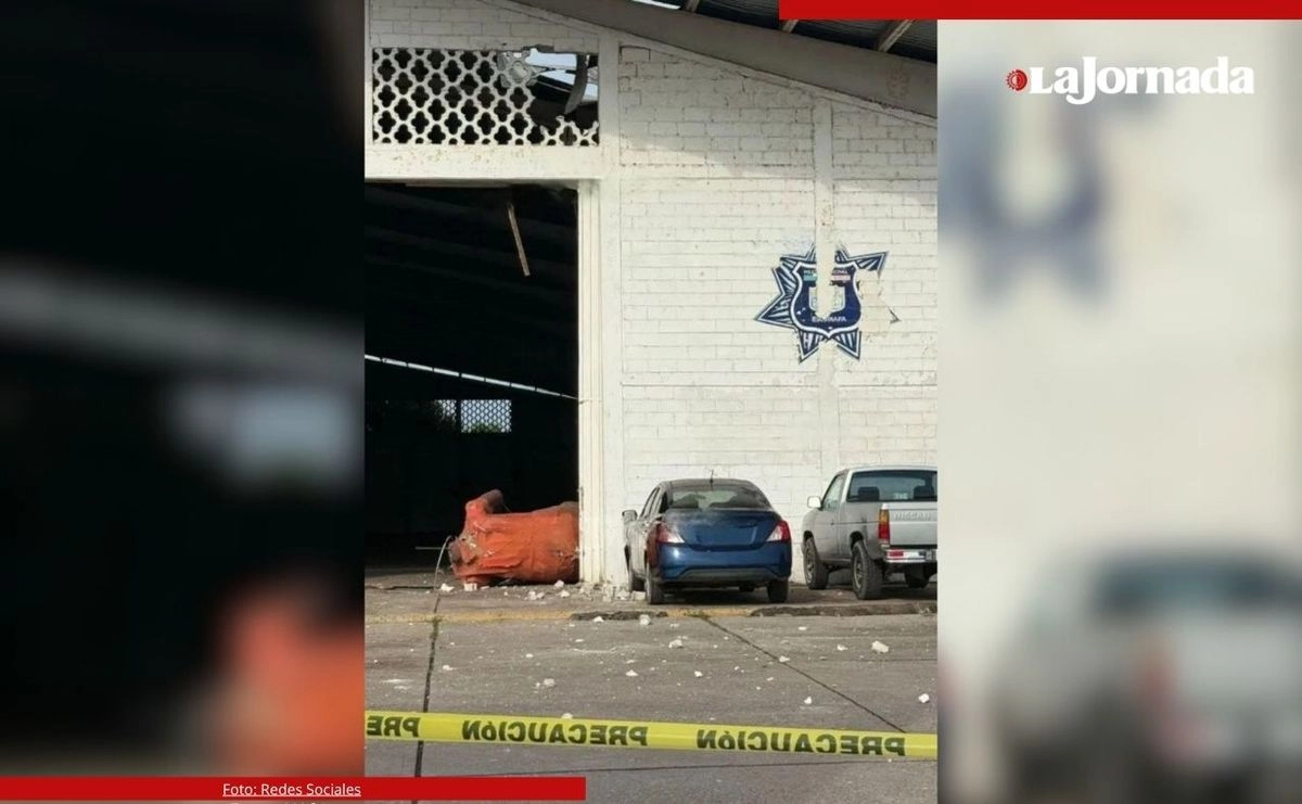 Artefactos explosivos arrojados desde un dron detonaron en los patios de las instalaciones de seguridad publica en el municipio de Escuinapa, Sinaloa. Foto 