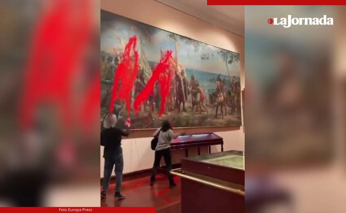 Activistas de la plataforma Futuro Vegetal atacan el cuadro 'Primer homenaje a Cristóbal Colón' del Museo Naval de Madrid. 