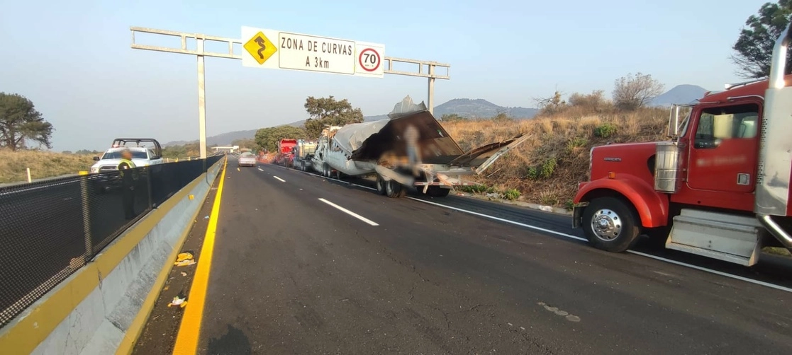 El percance afectó los dos carriles con dirección a Cuautla y uno en dirección a Amecameca, el 23 de mayo de 2022. Foto tomada del Twitter de @GN_Carreteras
 