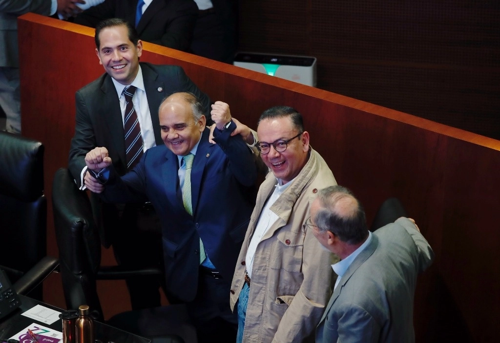 El nuevo coordinador del grupo parlamentario del PRI en el Senado fue felicitado por Raúl Bolaños (PVEM), Germán Martínez y Gustavo Madero (Grupo Plural). El ex secretario de Gobernación, quien no acudió ayer a la sesión, recibió el reconocimiento de la mayoría de fuerzas políticas por su desempeño camaral durante cuatro años y medio. En la bancada tricolor se vive tensión ante la posibilidad de que otros legisladores decidan abandonar sus filas. Foto Cristina Rodríguez




