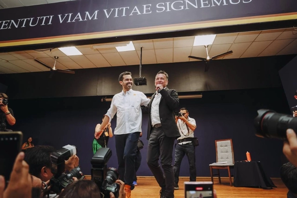 El candidato presidencial en su visita al recinto universitario. Foto tomada de su perfil de X