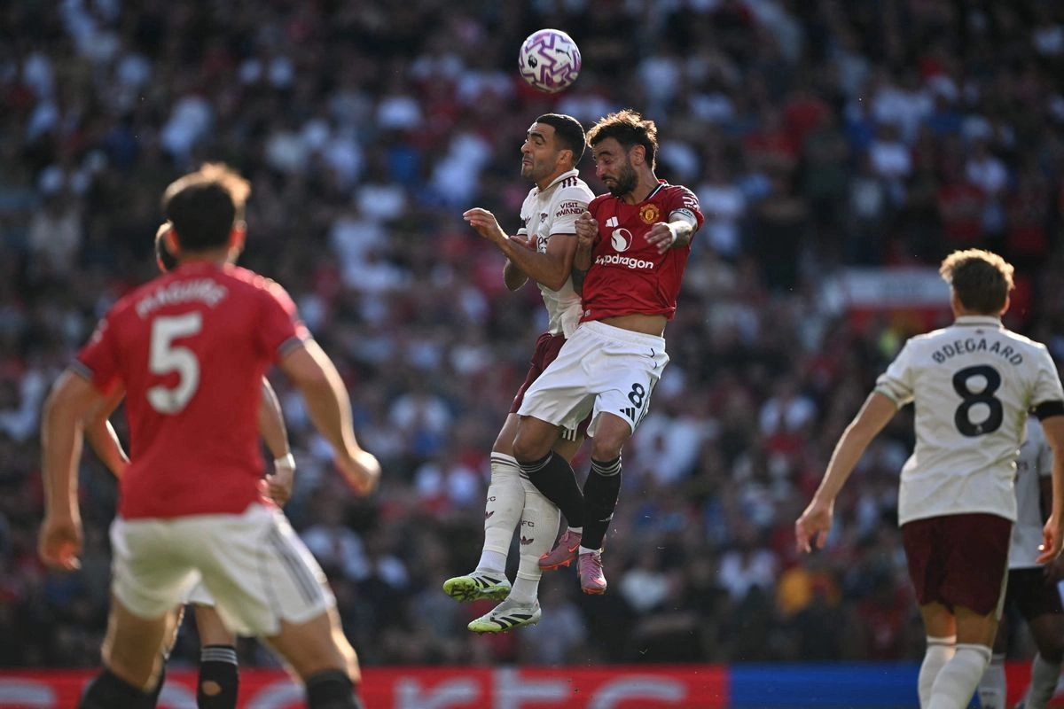 El centrocampista español #23 del Arsenal, Mikel Merino (izq.), compite con el centrocampista portugués #08 del Manchester United, Bruno Fernandes (der.), durante el partido de la Premier League inglesa entre el Manchester United y el Arsenal en Old Trafford, Manchester, noroeste de Inglaterra, el 17 de agosto de 2025.  Foto
