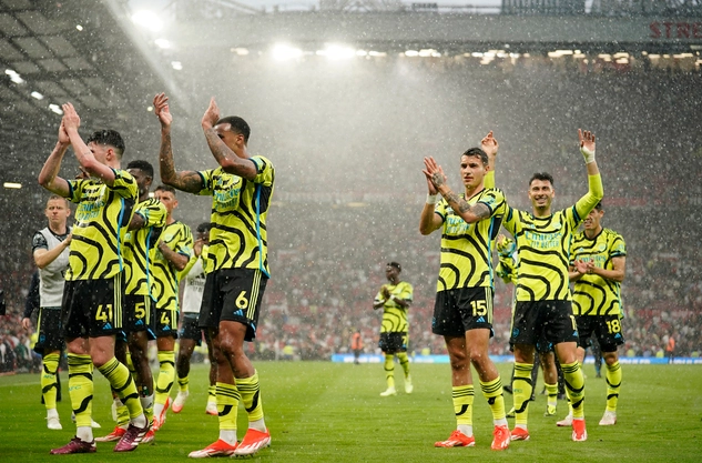 
Los jugadores del Arsenal celebran después de ganar el partido de fútbol de la Premier League inglesa entre Manchester United y Arsenal en el estadio Old Trafford de Manchester, Inglaterra, el domingo 12 de mayo de 2024. Foto Ap