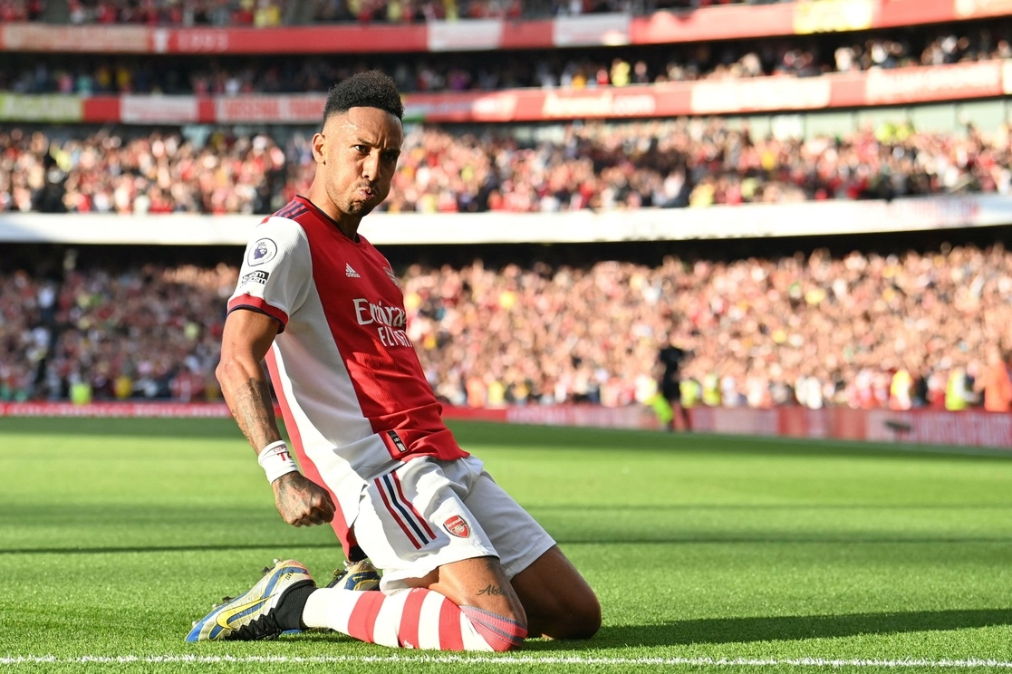 Pierre-Emerick Aubameyang del Arsenal festeja el segundo gol de su equipo ante Tottenham en la fecha seis de la Liga Premier. Foto Afp