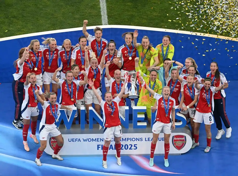 Las jugadoras del Arsenal celebran con el trofeo de campeonas tras ganar la final de la 'Champions' femenil de la UEFA ante Barcelona, en el estadio José Alvalade de Lisboa, Portugal, el 24 de mayo de 2025. Foto 

