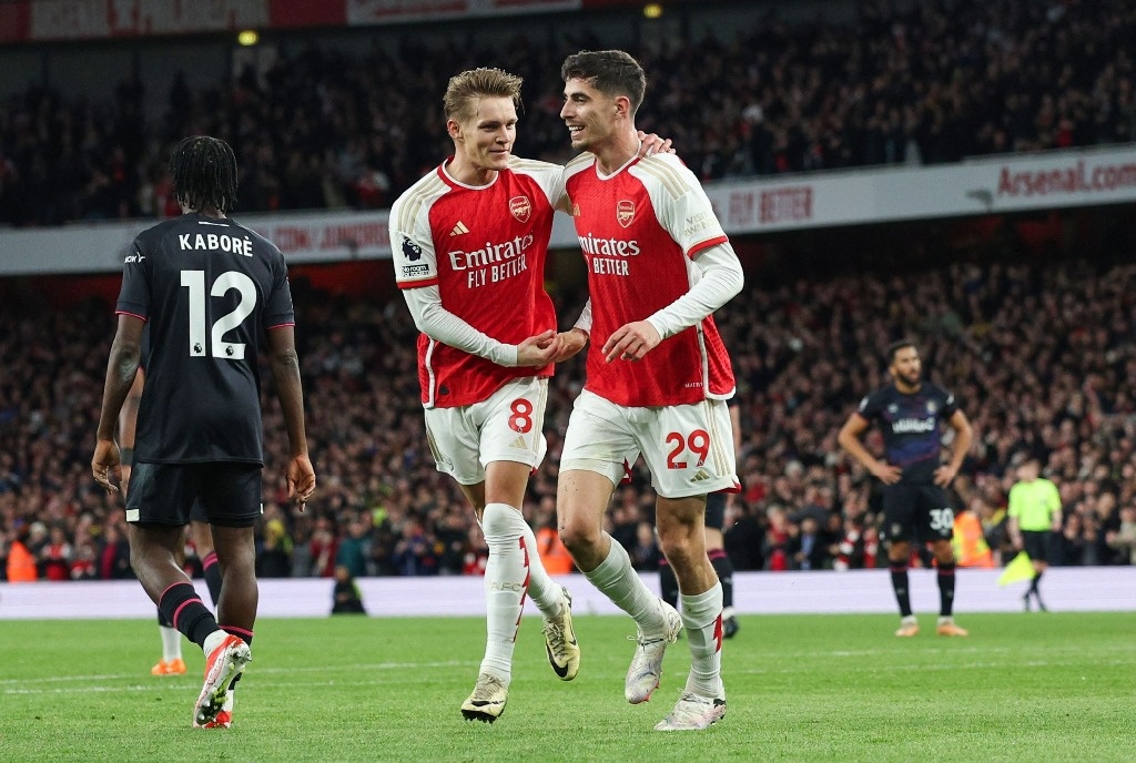 Arsenal displaces Liverpool from the top after beating Luton Town