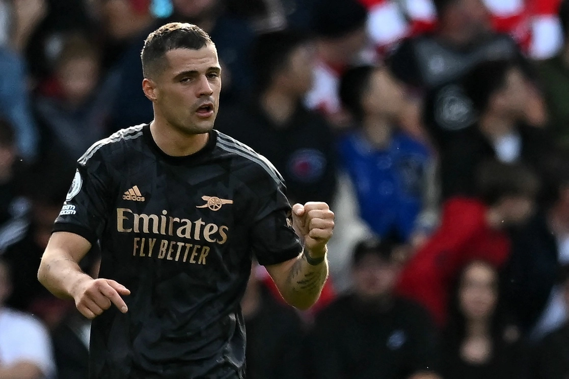 El suiza Granit Xhaka marcó el gol del líder Arsenal a los 11 minutos del encuentro ante Southampton. Foto Afp
