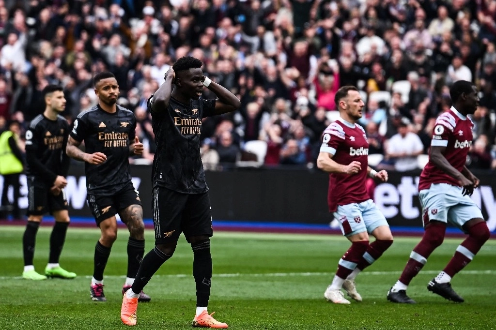 Bukayo Saka del Arsenal falló un penal al minuto 52; dos minutos más tarde, el West Ham empataría el partido con el 2-2 definitivo. Foto Afp 