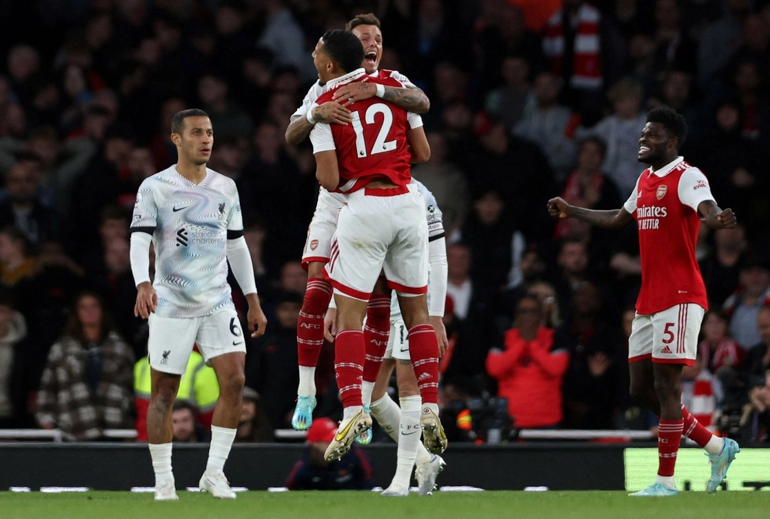 La victoria del Arsenal sobre Liverpool los catapultó a la primera posición de la Liga Premier. Foto Afp