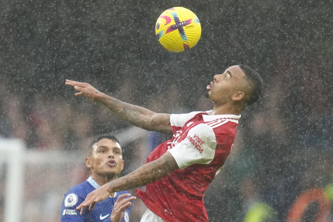 Gabriel, jugador del Arsenal anotó el solitario gol de la victoria en el derbi ante Chelsea, en la Liga Premier. Foto Ap