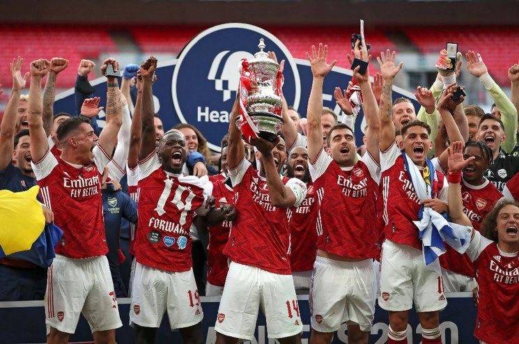 Festejo de los jugadores del Arsenal en un estadio Wembley vacío. Foto Ap