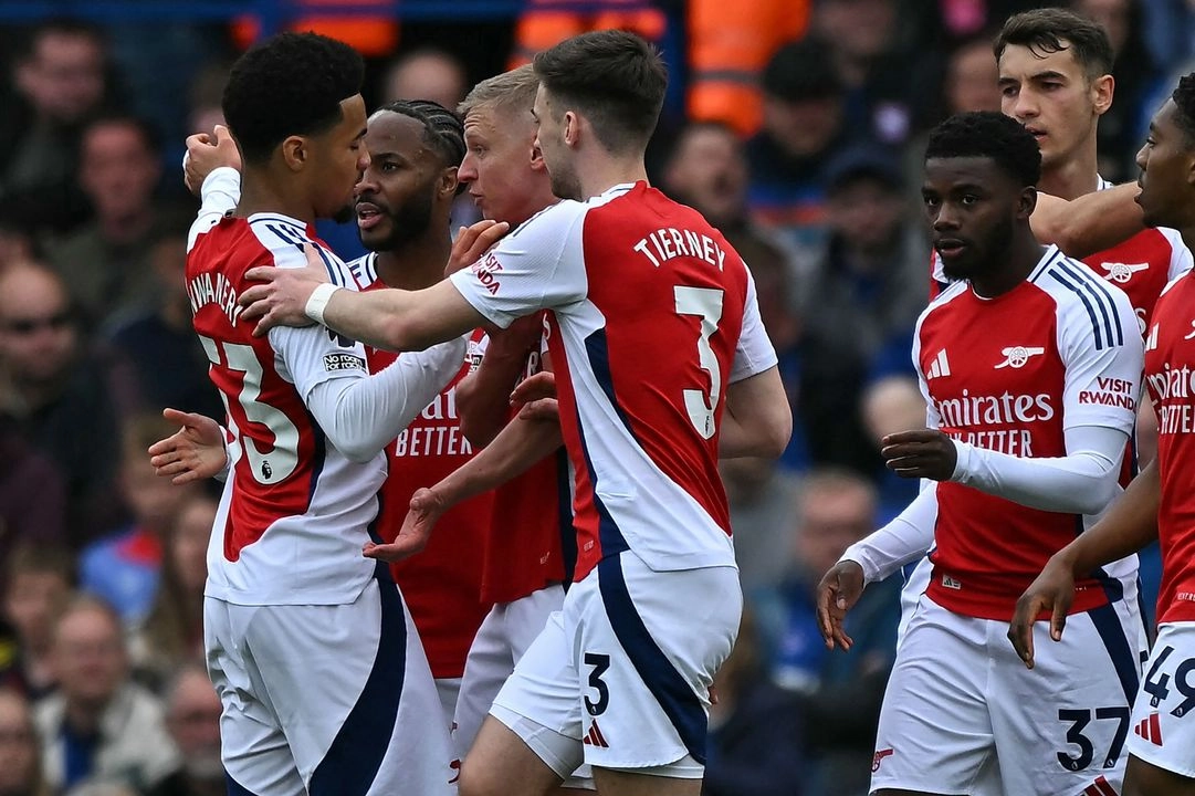 El centrocampista inglés #53 del Arsenal, Ethan Nwaneri (izq.), celebra con sus compañeros tras anotar su cuarto gol durante el partido de la Premier League inglesa entre el Ipswich Town y el Arsenal en Portman Road, Ipswich, este de Inglaterra, el 20 de abril de 2025.  Foto