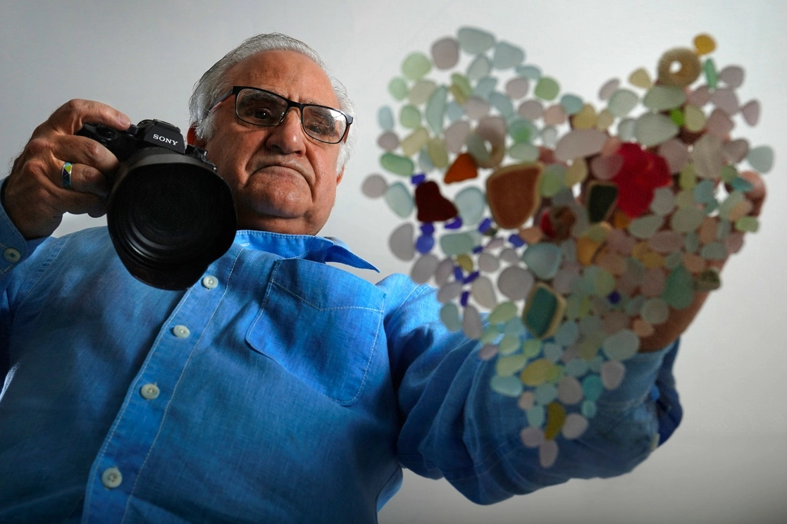 El artista Donald Verger a enviado unas 25 mil postales de sus corazones y fotografías de paisajes a escuelas y hospitales. Foto Ap