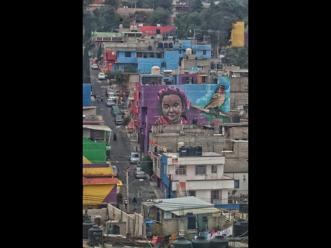 Decenas de azoteas y muros resaltan con vistosos murales durante el recorrido del Cablebús de Iztapalapa. Personajes, figuras prehispánicas y animales, entre otros motivos, se pueden apreciar en el trayecto de más de 10 km por las siete estaciones. Foto Marco Peláez