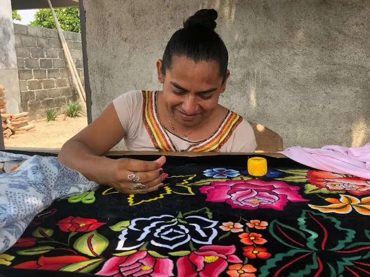 Artesanos muxes laboran trajes tradicionales de la zona del Istmo de Tehuantepec. Foto Diana Manzo