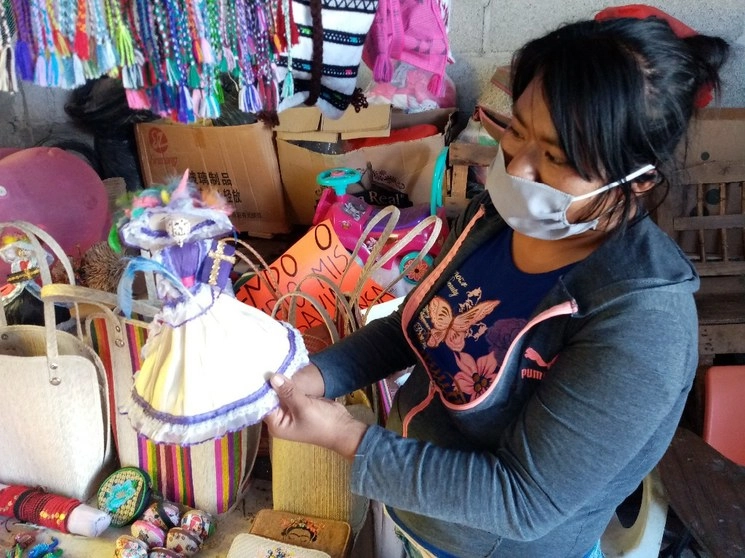 Fabiola y su esposo Miguel intercambian varios de sus productos por despensas ante la crisis por el coronavirus. Foto Juan Ricardo Montoya