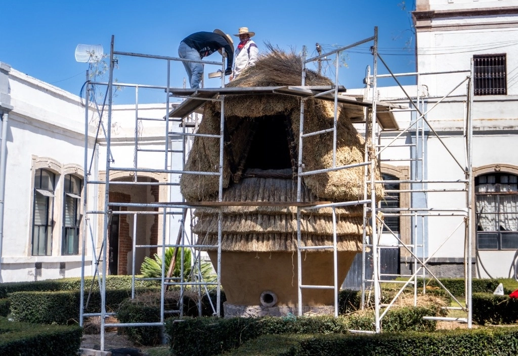 Artesanos trabajan en el cuexcomate de la Universidad Autónoma de Chapingo, el cual fue construido en 2001. Foto ‘La Jornada’