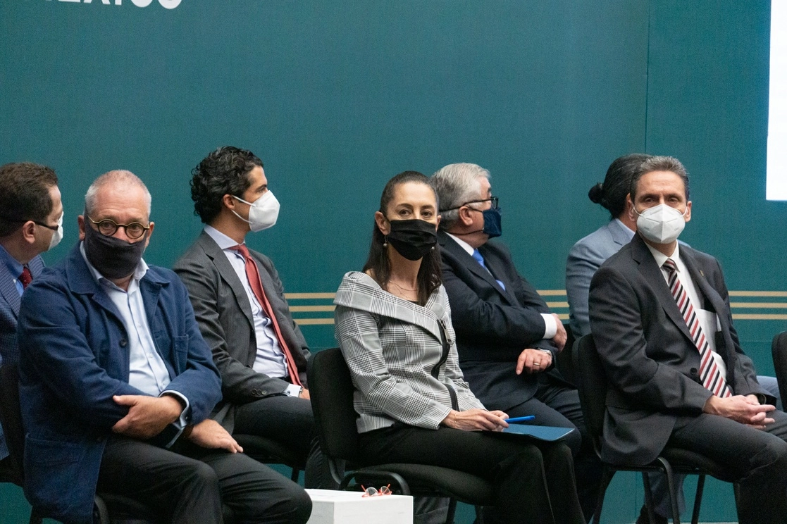 La jefa de Gobierno, Claudia Sheinbaum, junto con representantes de la iniciativa privada durante la presentacion del plan de reactivación económica de la capital del país, en el Museo de la Ciudad de México, el 26 de julio de 2021. Foto Pablo Ramos