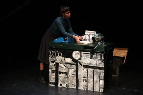 Ensayo del montaje con títeres y objetos, con dramaturgia y actuación de Paolina Orta, que mañana comienza funciones en la sala Xavier Villaurrutia. Foto José Antonio López