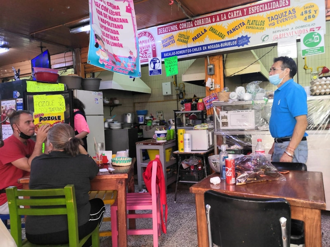 Responsables de negocios de comida en el mercado Medellín y restauranteros de la colonia Roma Sur aseguraron que no ven reflejada ninguna reducción en los precios de la canasta básica.Foto Elba Mónica Bravo