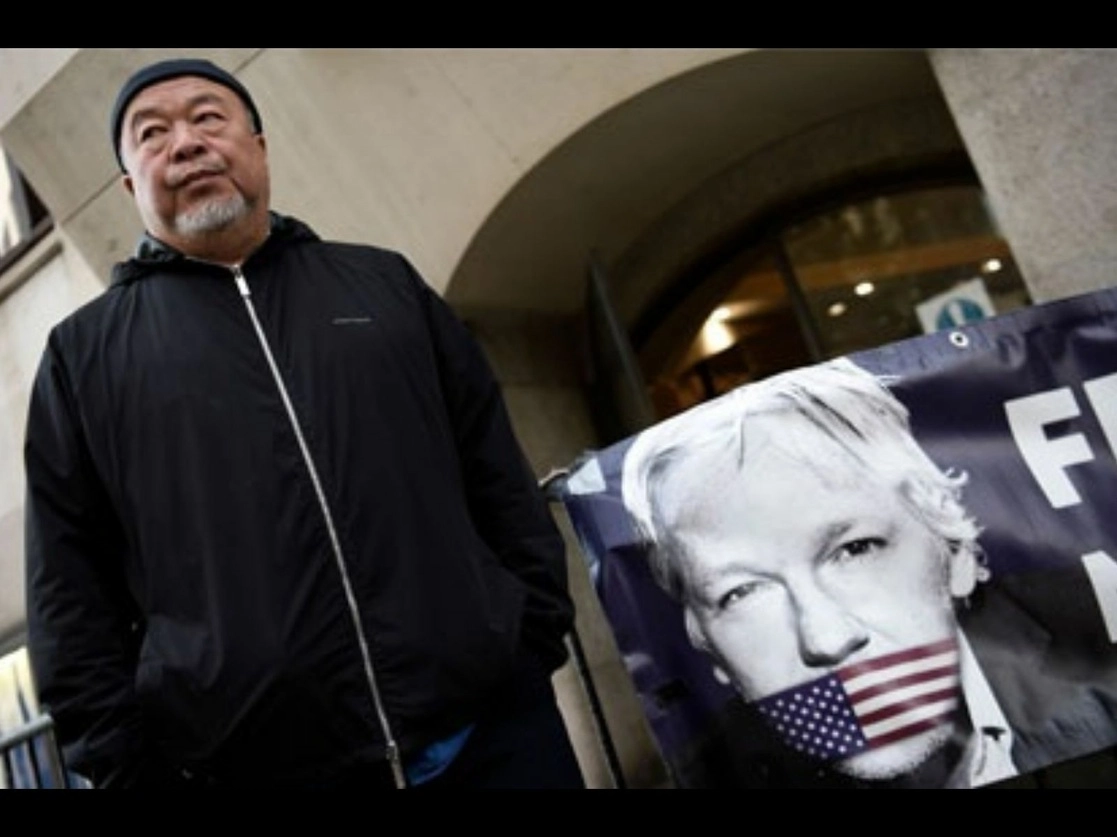El afamado artista contemporáneo Ai Weiwei realizó ayer una protesta silenciosa fuera de la corte penal, en el centro de Londres, contra la posible extradición a Estados Unidos del fundador de ‘WikiLeaks’, Julian Assange. Foto Afp

