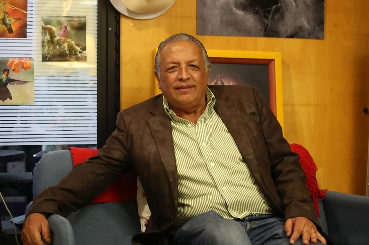 Entre los creadores que están en el país se encuentran Quilapayún e Inti-Illimani. Aquí, Carranza, director del Centro Cultural El Juglar, en la redacción de ‘La Jornada’. Foto Yazmín Ortega Cortés 



