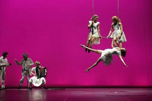 Integrantes de la Compañía Finzi Pasca en una escena de Donka, una carta a Chéjov. Foto cortesía de Daniele Finzi Pasca 