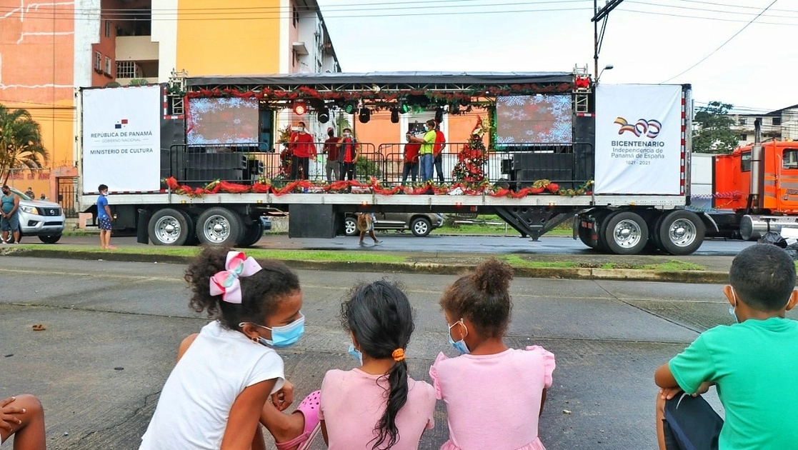 Niños panameños observan los preparativos del programa Navidad por Carretera. Foto @MiCulturaPma 