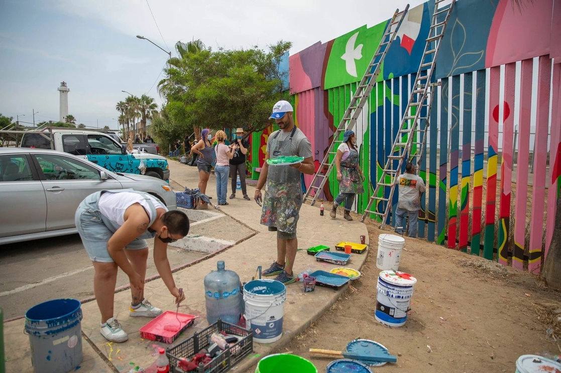 Los trabajos en el muro. Foto  La Jornada Baja California
