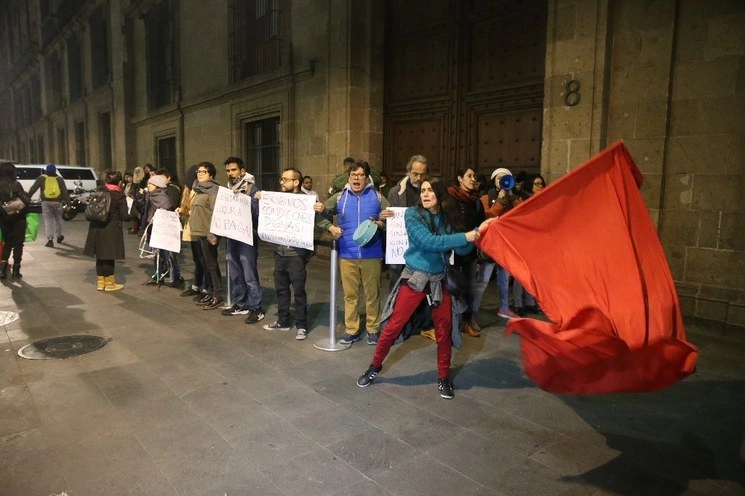 La semana pasada un grupo de artistas demandó, afuera de Palacio Nacional, el pago de salarios atrasados por más de ocho meses. Foto Jesús Villaseca