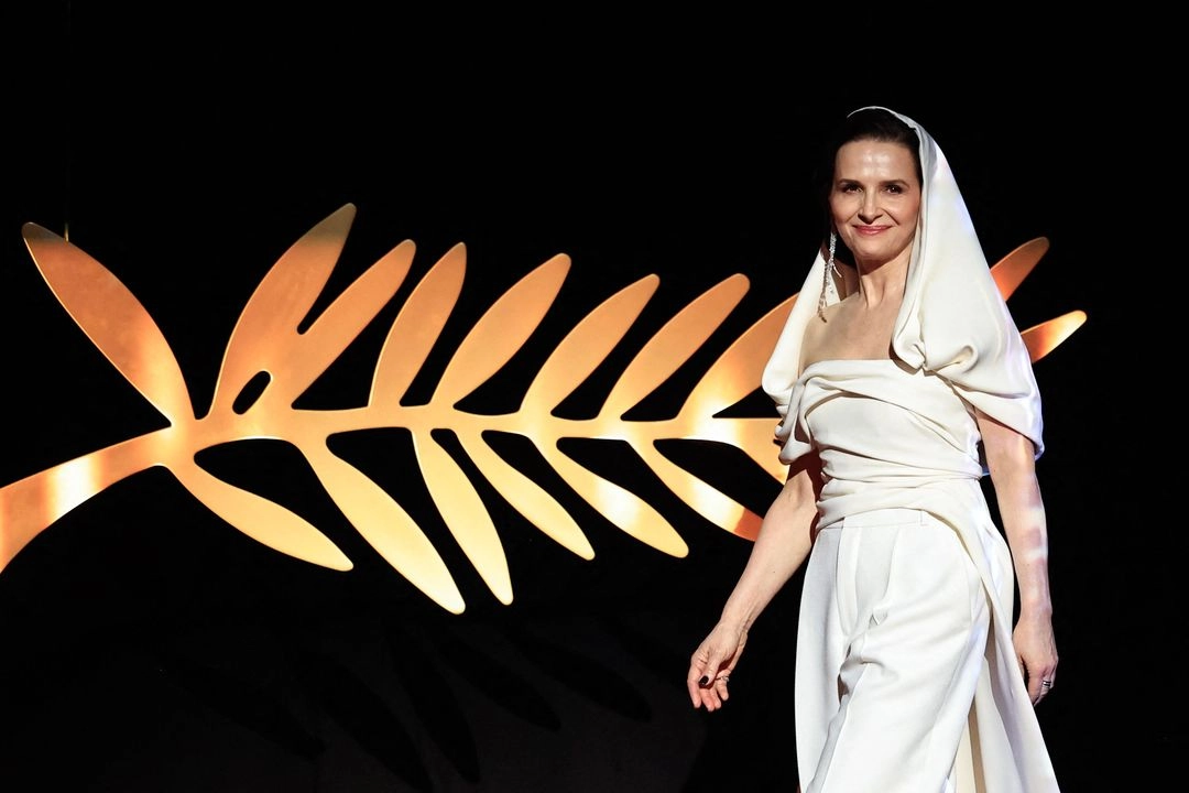 La presidenta del jurado del 78º Festival de Cannes, la actriz francesa Juliette Binoche, rindió este martes homenaje a la fotoperiodista palestina Fatima Hassouna, que murió en un ataque israelí en Gaza y que es tema de un documental presentado en el certamen.
