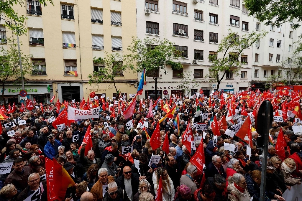 Los partidarios ondean banderas del PSOE mientras se reúnen durante una manifestación convocada en apoyo del primer Ministro español, frente a la sede del PSOE en Madrid, el 27 de abril de 2024. Foto Afp